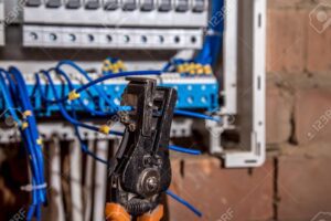 Herramientas para instalaciones eléctricas: Guía completa y práctica 12 una imagen de un panel electrico con herramientas