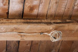 una imagen de una tabla de madera con cables electricos alrededor