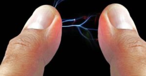 una persona cargando su telefono con energia estatica