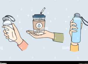 varias manos sosteniendo diferentes recipientes con agua