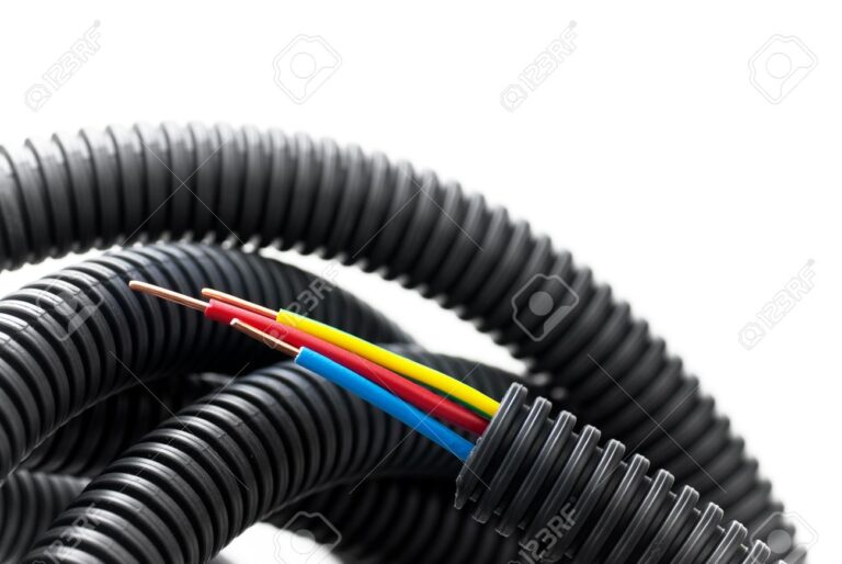 varios cables en un tubo corrugado