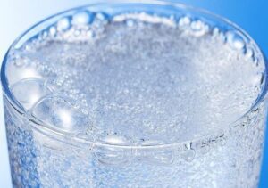 Agua Mineral: ¿Sustancia Pura o Mezcla? Descubre la Verdad 9 vaso de agua mineral con burbujas